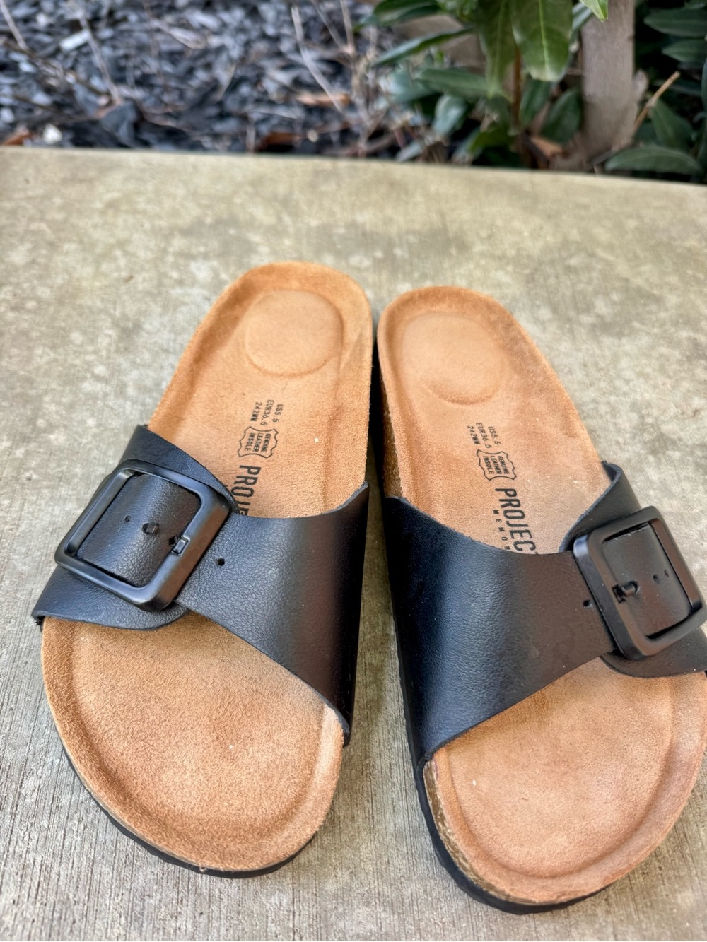 Women’s Black Single-Buckle Slide Sandals